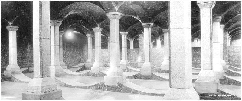 Półkoliste sklepienia ceglane i liczne filary - wnętrze zbiornika wody czystej