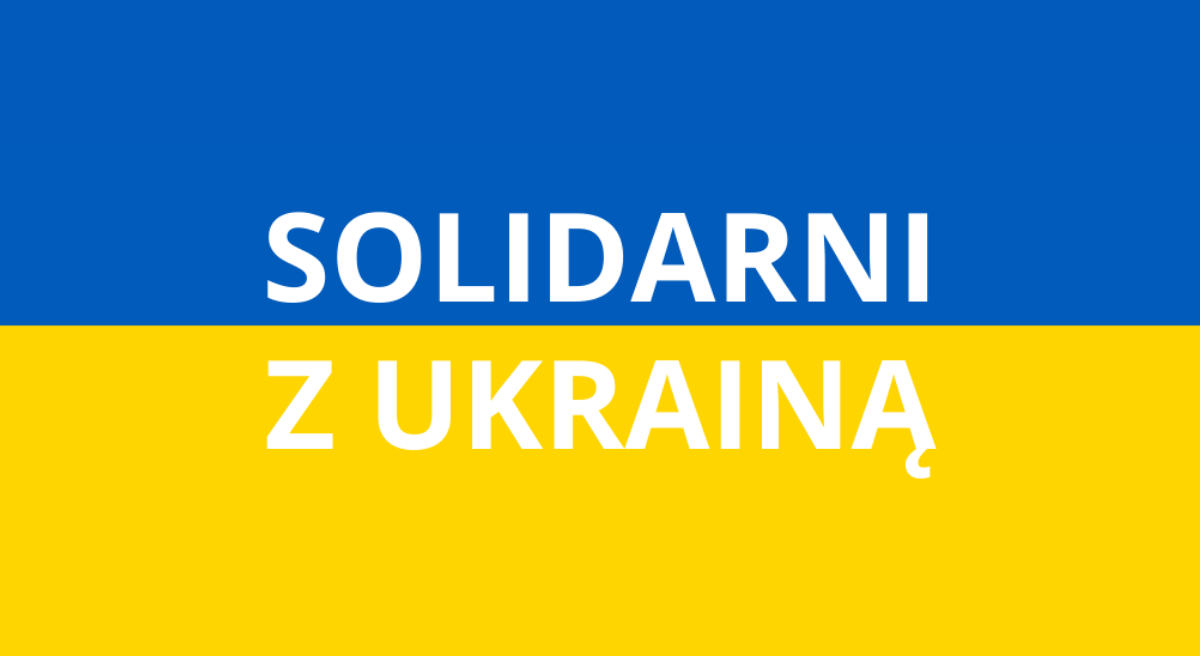  Na tle barw flagi Ukrainy napis solidarni z Ukrainą