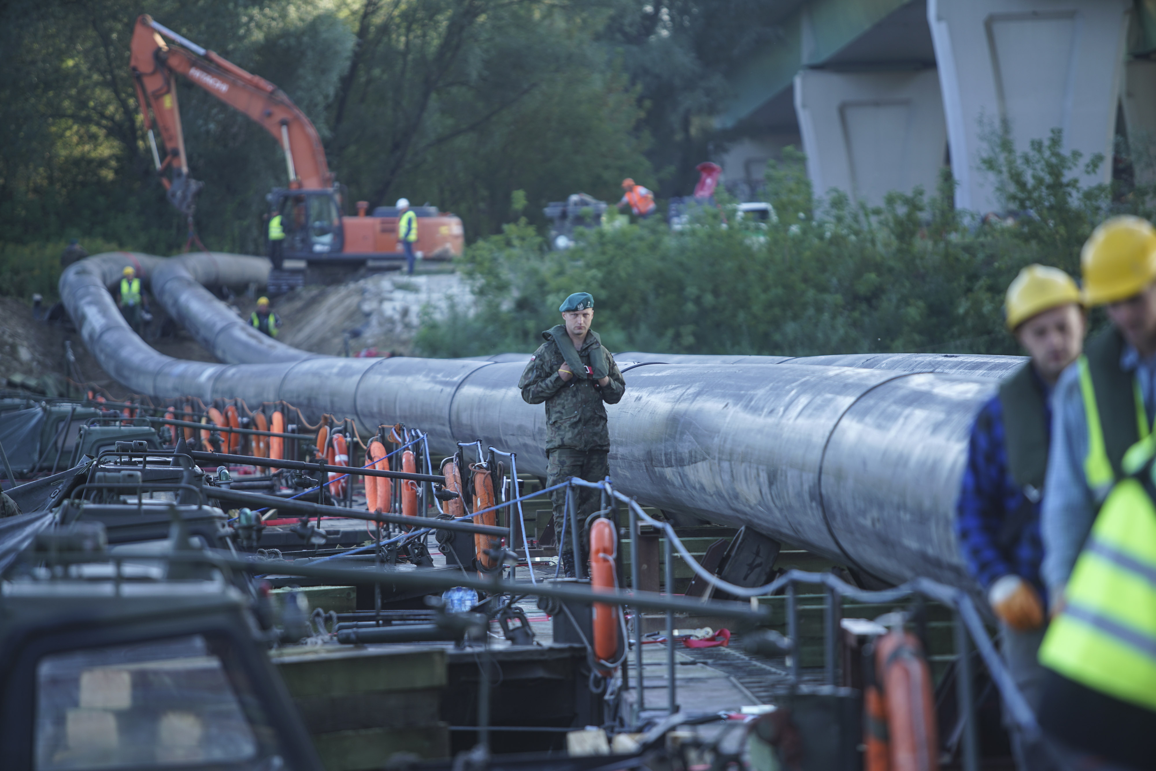 zdjęcie prac związanych z ułożeniem rurociągu na moście pontonowym