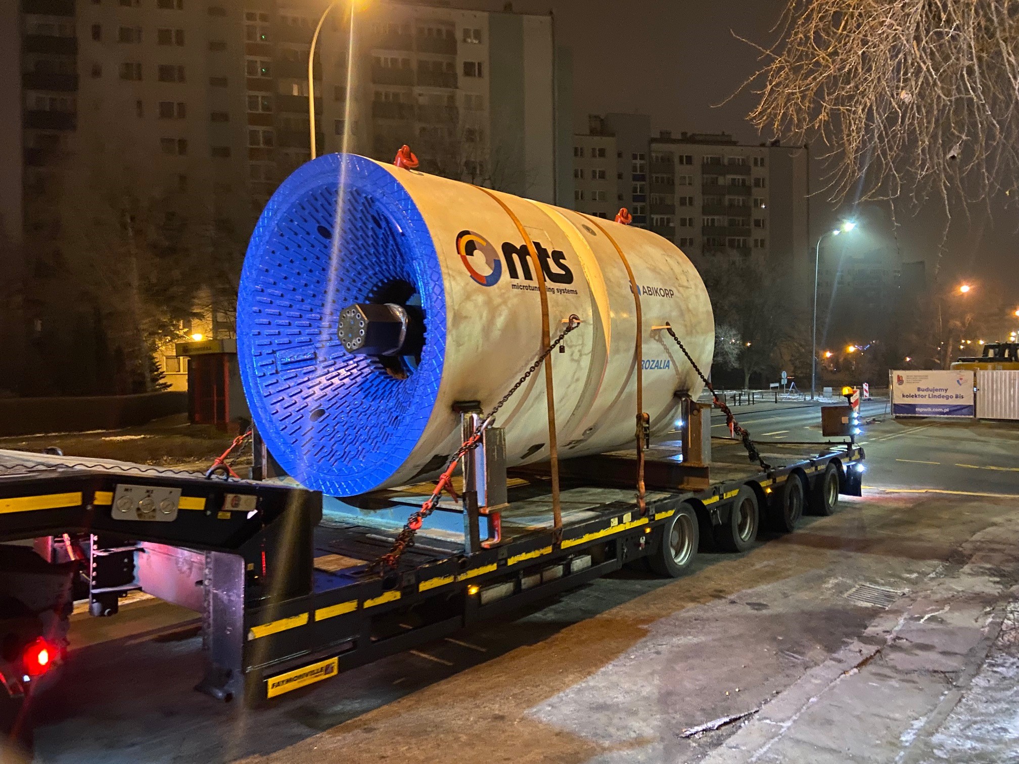 Element zestawy drążącego transportowany na naczepie samochodu ciężarowego