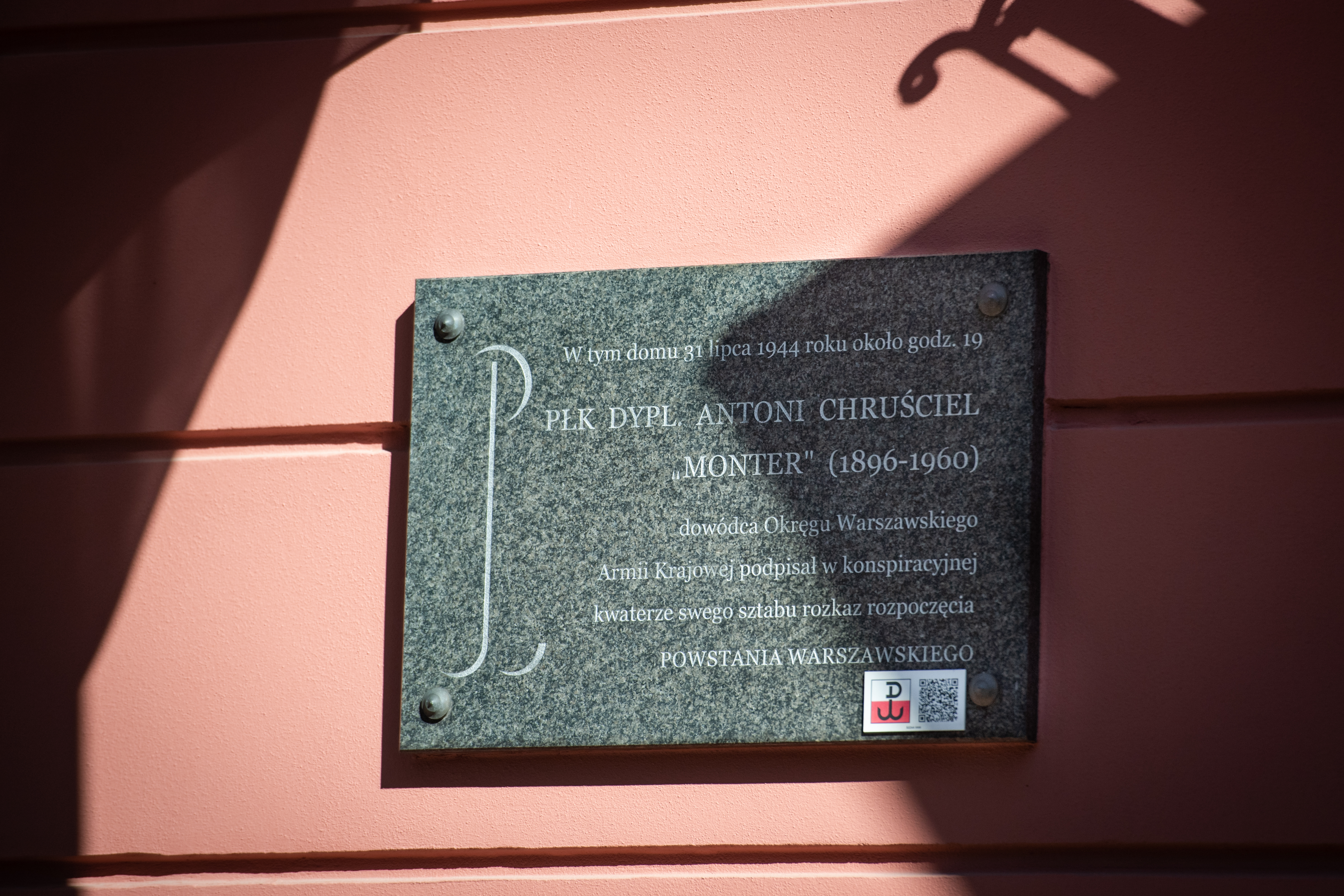 Tablica pamiątkowa na budynku, w którym podpisano rozkaz rozpoczęcia Powstania Warszawskiego