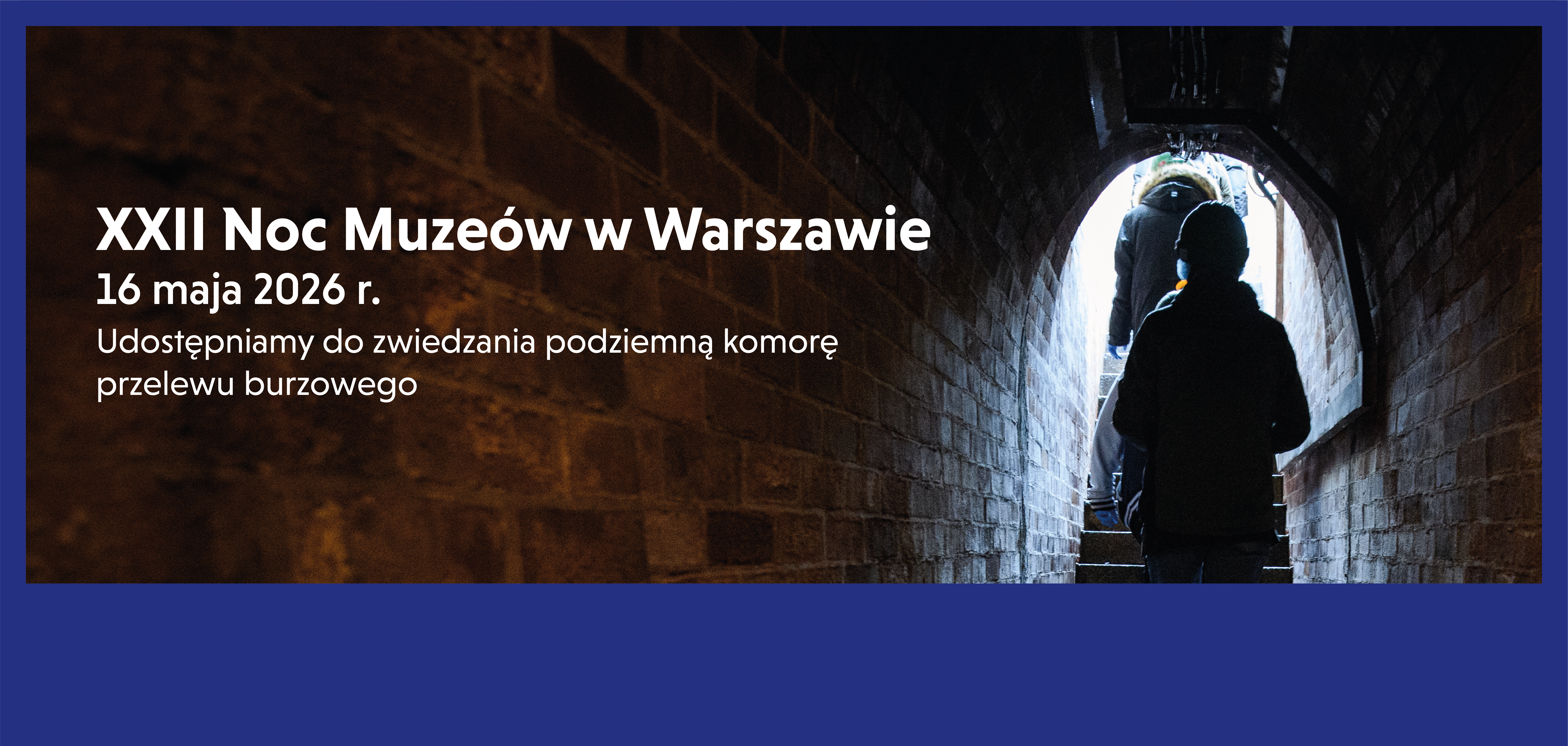 Wnętrze podziemnego kanału z zarysowanymi sylwetkami ludzi na tle wyjścia z obiektu..