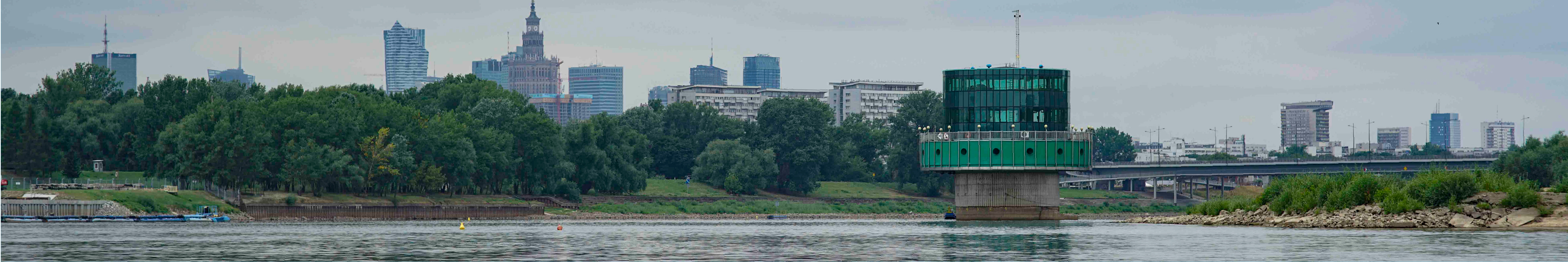 szklanka z kranówką wypełniona owocami